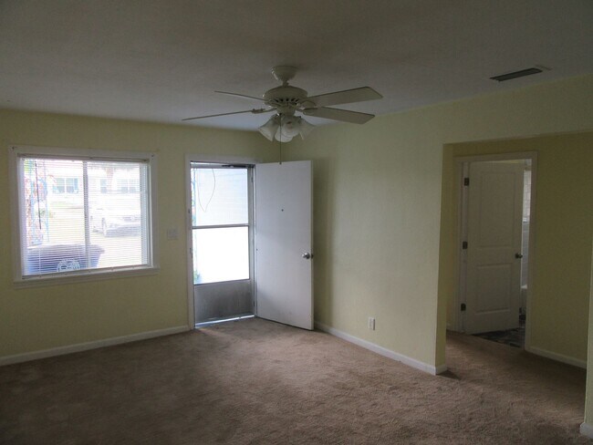 Building Photo - 1129 Magnolia Ave