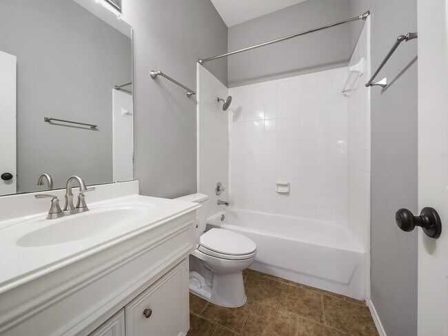 Building Photo - 3702 Glenhill Dr