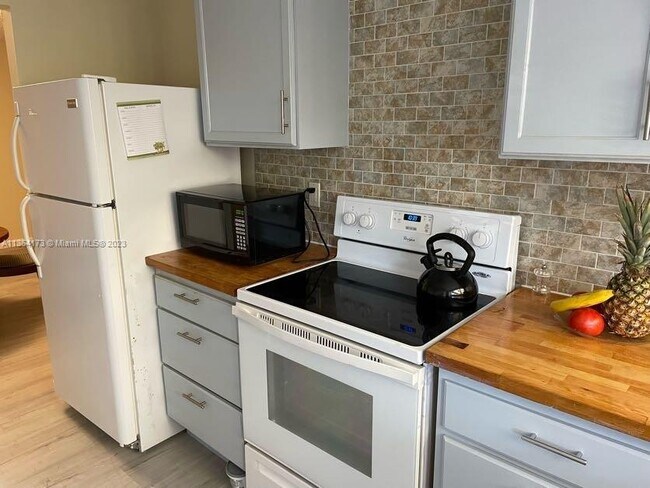 Building Photo - 942 NE 199th St