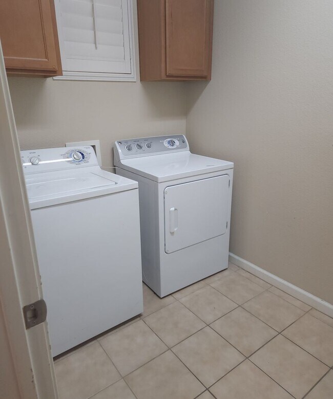 Building Photo - Beautiful townhouse in South Reno