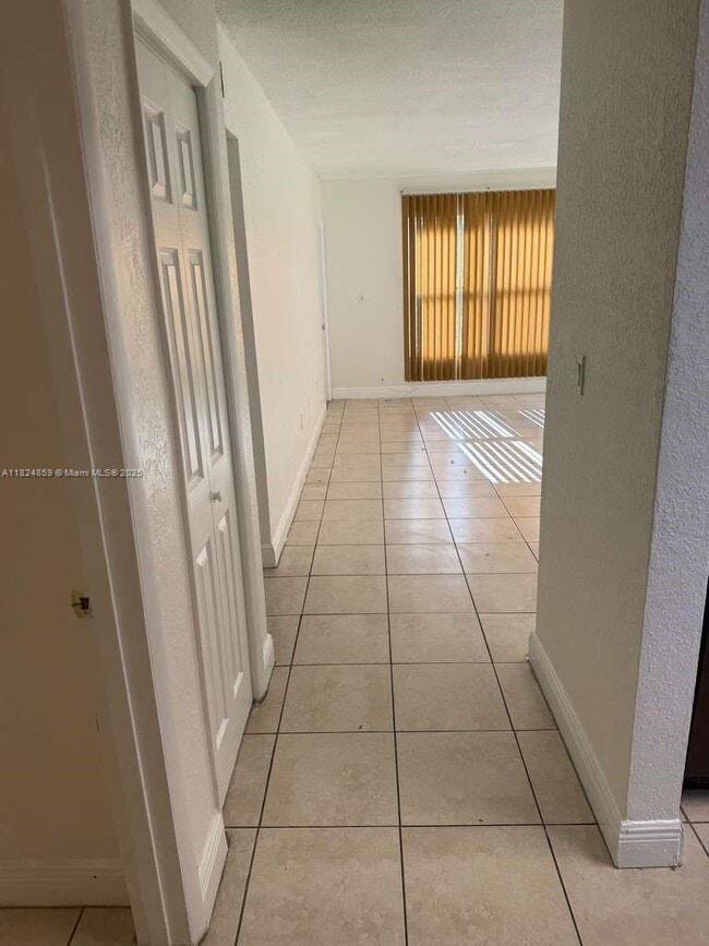 Foto del edificio - 120 Royal Palm Rd