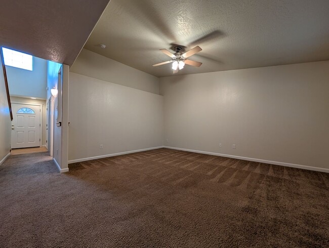 Building Photo - Spacious 3-Bedroom, 2-Bath Townhouse Near River Road In Eugene!