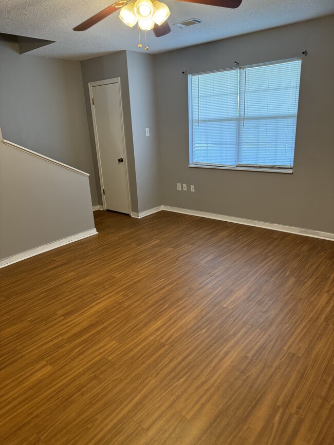 Building Photo - 116 Country Village Ct