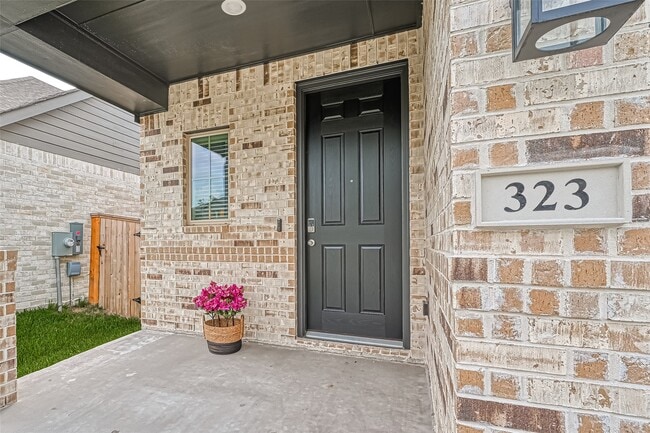 Building Photo - 323 Highland Bayou Dr