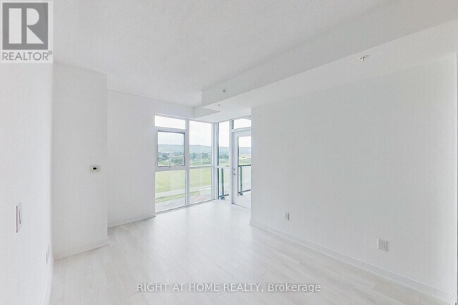 Photo du bâtiment - 550 N Service Rd