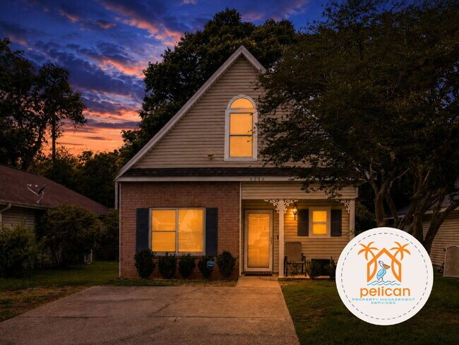 Foto del edificio - "Charming 3-Bed, 3-Bath Gem on Sweetbriar Street - Spacious 1320 Sq Ft in Cantonment, FL!"