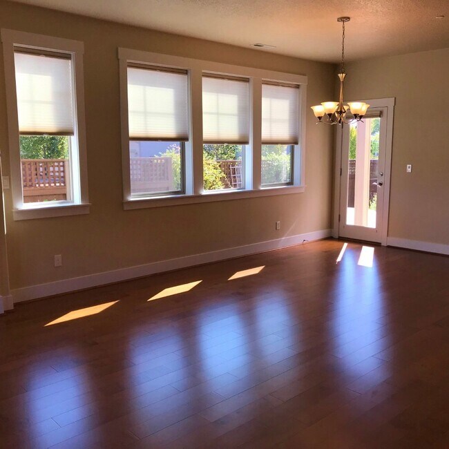 Foto del edificio - Beautiful 4 Bedroom Home Located on Corner...