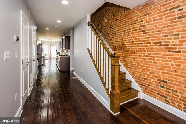 Building Photo - 411 E Clement St