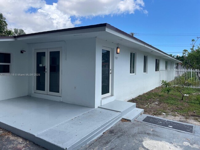 Foto del edificio - 3301 NW 11th St