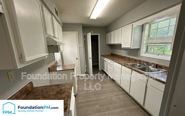 Foto del edificio - 4935 Wooddale Ave