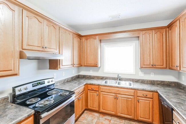 Building Photo - 1571 Spencer Dr