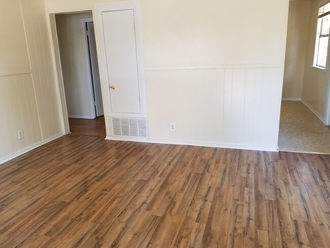 Building Photo - 2 Bedroom and 1 bath Central air and heat