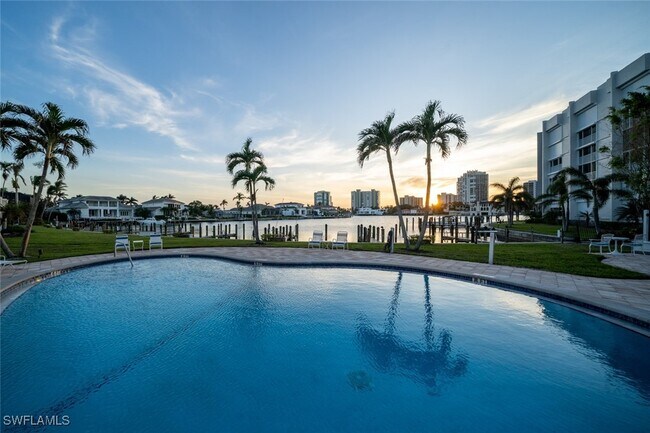 Foto del edificio - 400 Park Shore Dr
