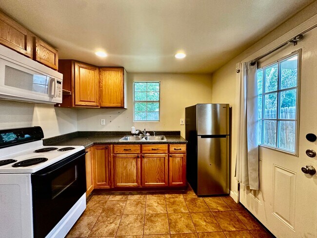 Building Photo - Cozy Guest House