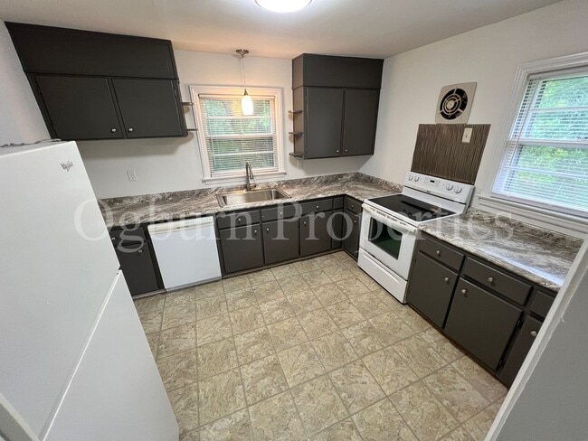 Building Photo - 2600 Lyndhurst Ave