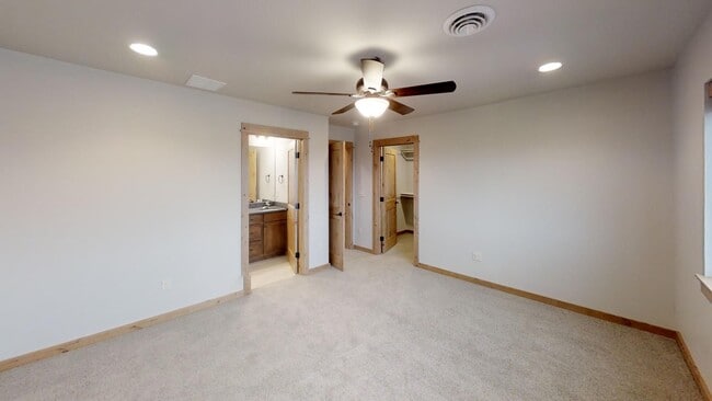 Foto del edificio - Townhome by the Park - Spacious 2 Car Gara...