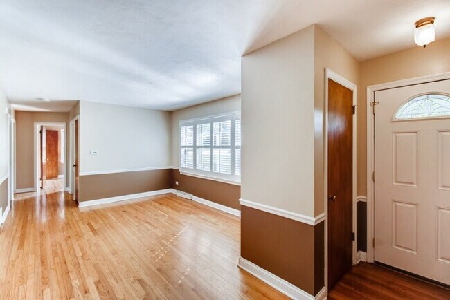 Foto del edificio - 903 Oxford Road, Glen Ellyn, IL, 60137