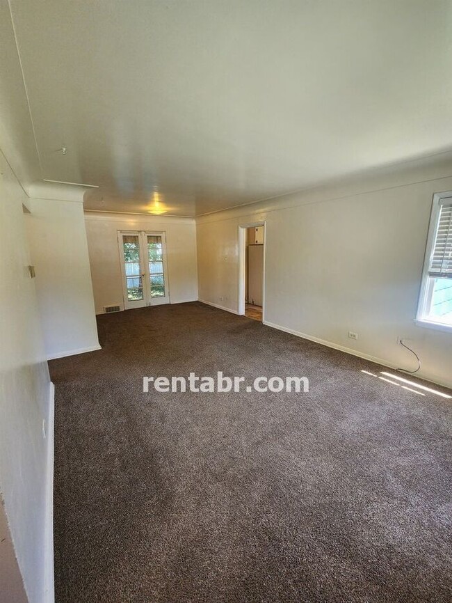 Building Photo - 565 East Street