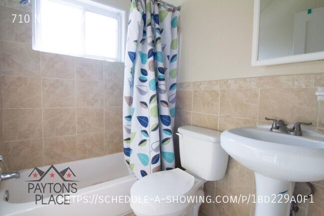 Foto del edificio - Spacious Townhome with full basement and b...