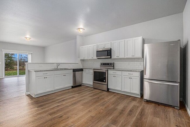 Building Photo - 15903 Cedar Dr
