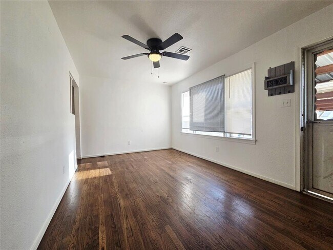 Foto del edificio - 3413 Willow Creek Dr