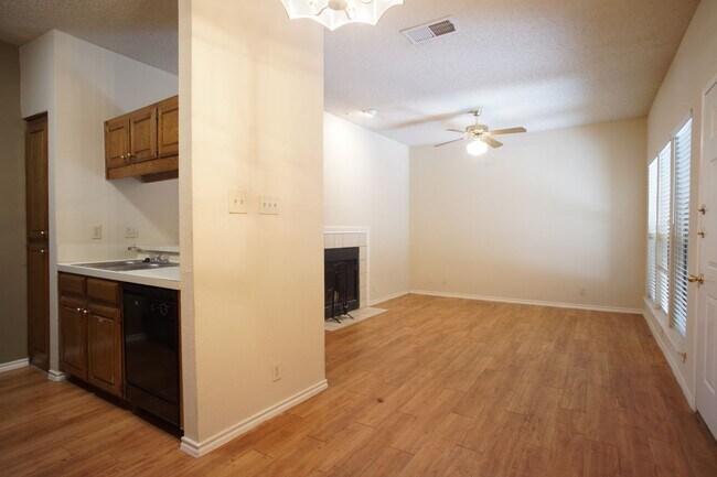 Foto del edificio - PRELEASE 8/15/2025 2 bed 2 bath