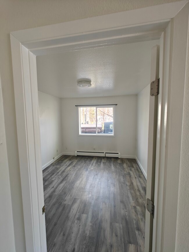 Building Photo - 1060 N Elsinore Ave