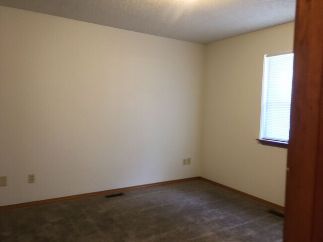 Building Photo - 2 Bedroom 1 Bath Duplex.  Great Central Lo...