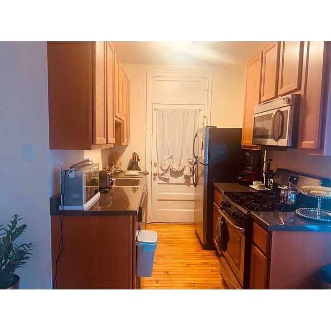 Foto del edificio - 3806 W Irving Park Rd