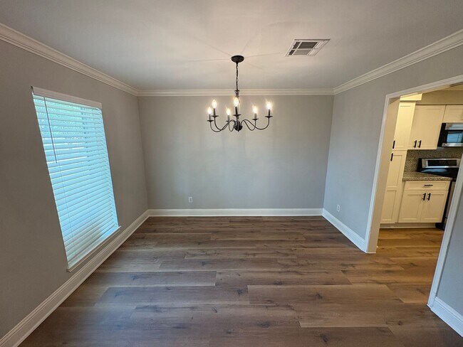 Foto del edificio - Totally redone 4 bedrooms townhouse.