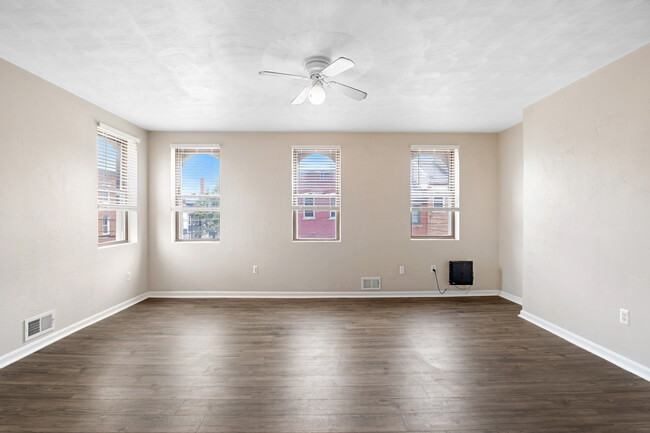 Plano abierto en el piso principal - 154 S 18th St