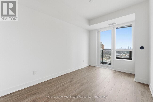 Photo du bâtiment - 60 Central Park Roadway