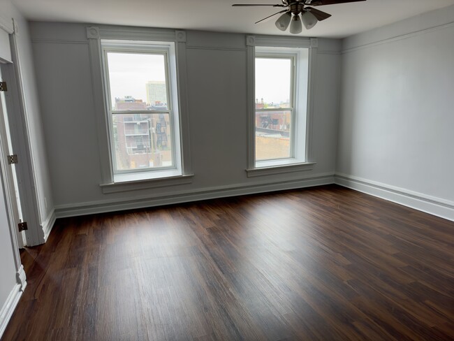 Building Photo - 1549 W Chicago Ave