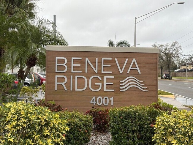 Foto del edificio - Stunning 4-Bedroom, 2.5-Bathroom Townhouse in the Heart of Sarasota!