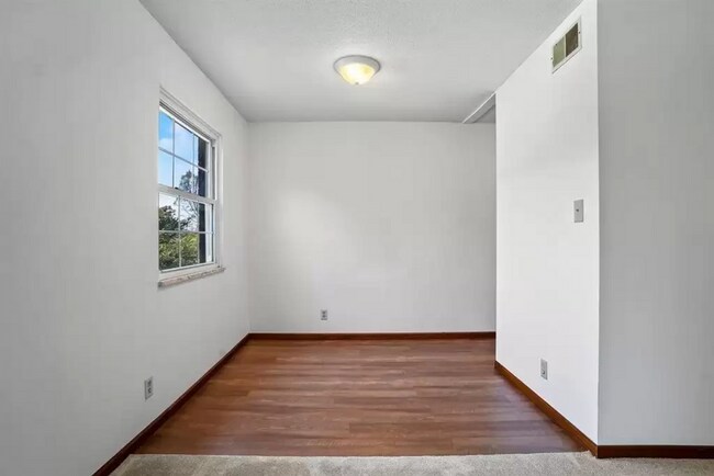 Foto del edificio - 2 Bedroom (with bonus craft room/ office) Condominium in Coralville.