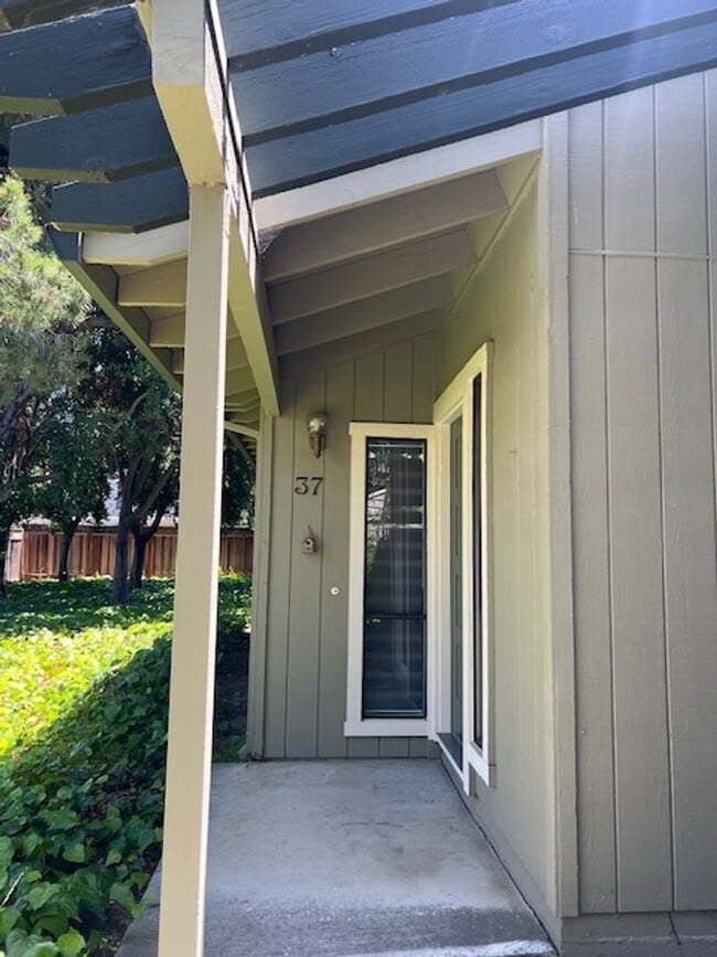 Building Photo - 3 Bed End Unit in Mt. View
