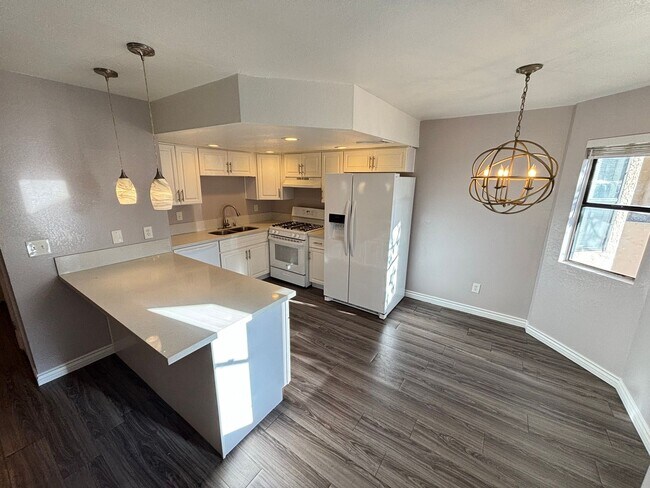 Foto del edificio - Gorgeous 2Bed/2Bath Condo located just out...