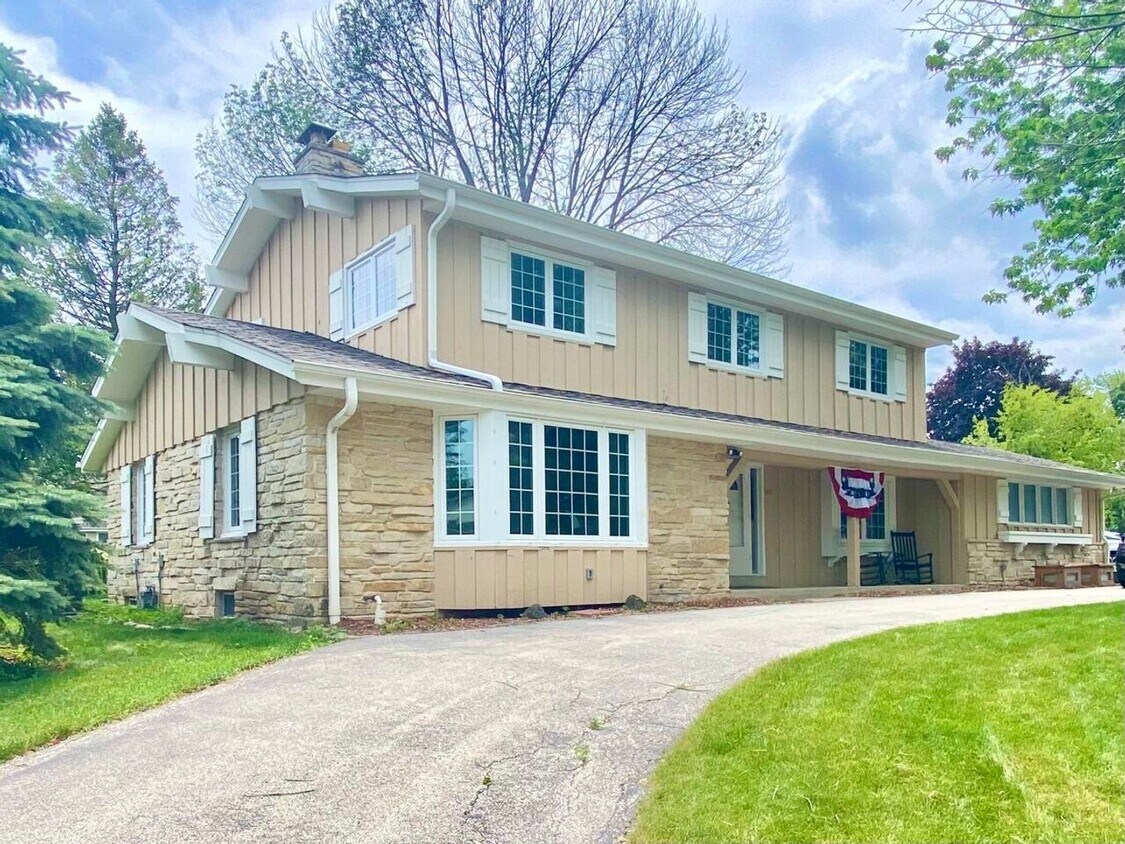 Foto principal - Desirable Mequon Home in Heart of Ville du...
