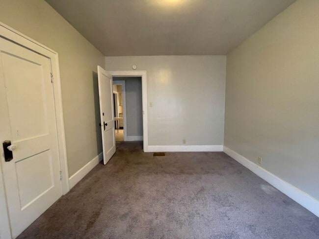 Building Photo - PRELEASING for AUGUST! Close to Campus