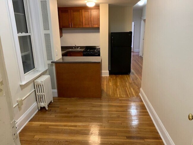 Foto del edificio - No Brokers Fee, No Security Deposit, Heat Hot Water Included, Laundry on a Site, Steps from the T...