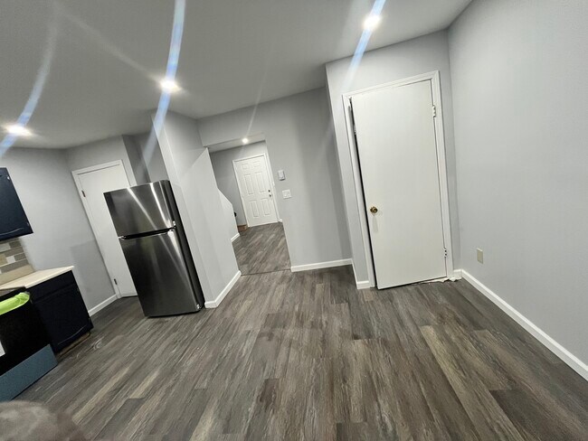 Building Photo - 11 Limerick Dr E