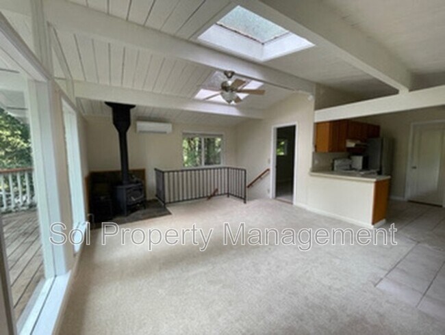 Foto del edificio - 175 S Redwood Dr