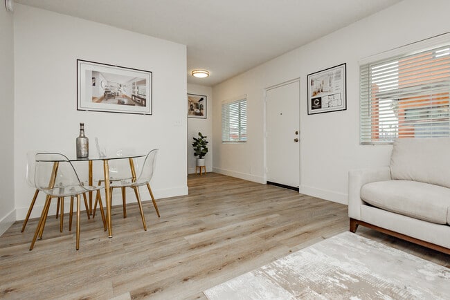 Foto del edificio - Courtyard 525 Apartments