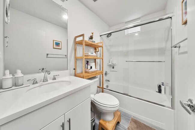 Foto del edificio - 1 Bed/1 Bath Modern Condo in Upper Land Park