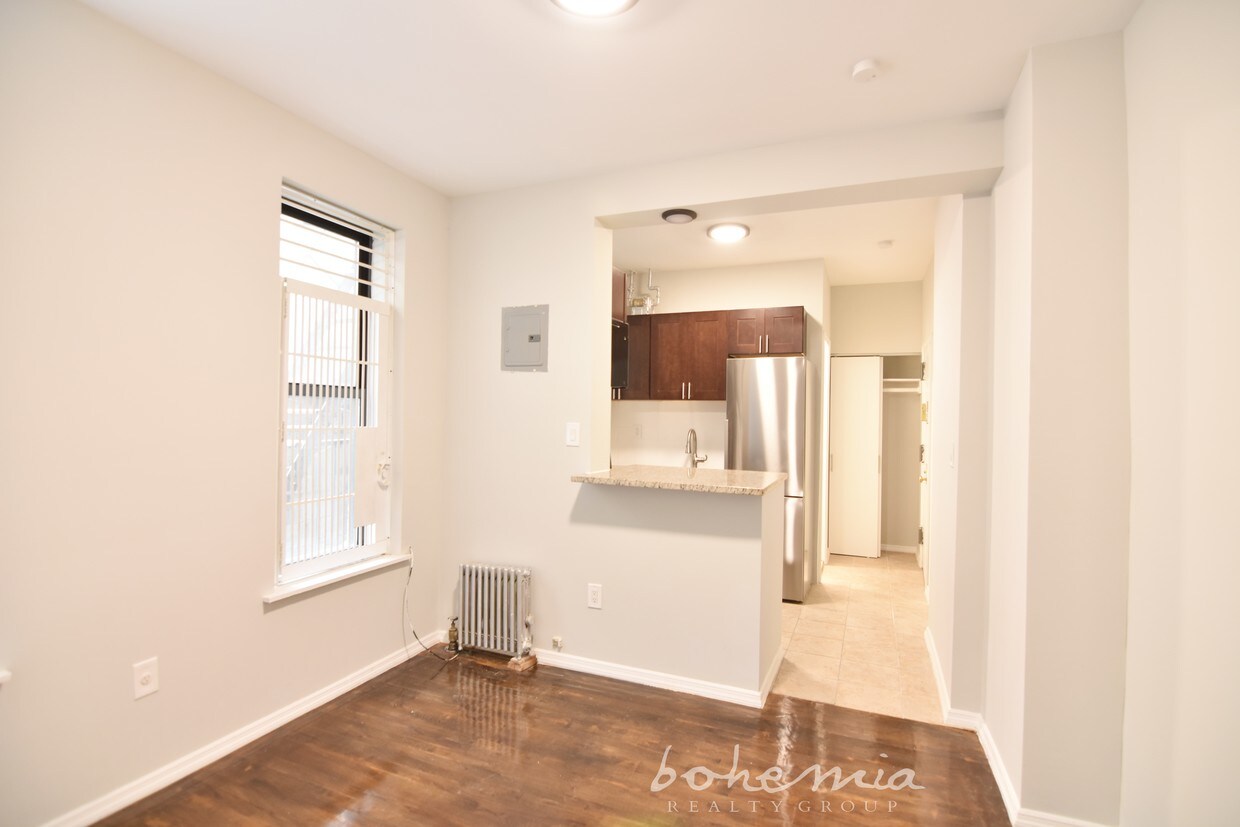Primary Photo - 215 W 145th St