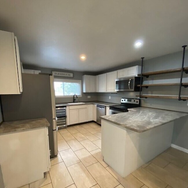 Building Photo - Amazing, Recently Renovated2 Bed 1 Bath Ho...
