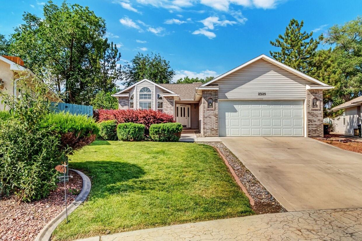 3 bedroom home with fenced yard and garage... - 3 bedroom home with fenced yard and garage...