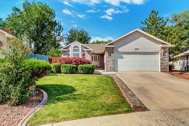 3 bedroom home with fenced yard and garage... - 3 bedroom home with fenced yard and garage...