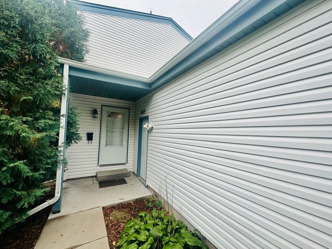 Foto principal - Beautiful 3-Bedroom Single Family Home with 2-Car Garage in Northeast Minneapolis