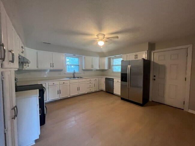 Building Photo - 1 Full month free of rent!!